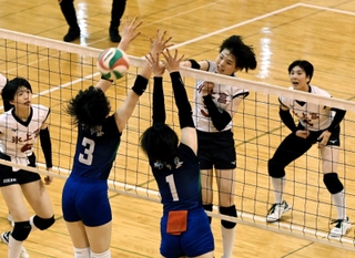 女子の優勝候補、氷上を引っ張るＵ18日本代表の溝上愛那（右から２人目）＝６月、加古川市総合体育館 