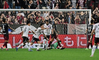 神戸-ＦＣ東京　前半に失点した神戸イレブン（撮影・風斗雅博）
