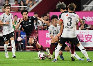 神戸-ＦＣ東京　前半、大迫とのワンツーで突破を試みる宮代（左から２人目）＝撮影・風斗雅博