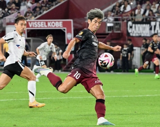 神戸-ＦＣ東京　前半、強烈なシュートを放つ神戸・大迫（撮影・風斗雅博）