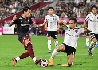 神戸-ＦＣ東京　前半、ＦＣ東京・長友（右）にパスをカットされる神戸・井手口（撮影・風斗雅博）