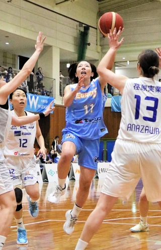 姫路-東京羽田　第２クオーター、ゴール下に攻め入るも相手に囲まれる姫路の那須（中央）