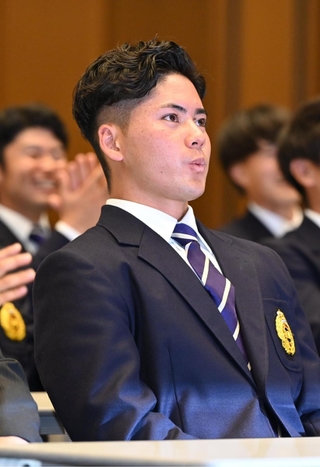 ドラフト１位で中日の交渉権獲得が決定した瞬間を見守る関西大の金丸夢斗選手（中央）＝２４日午後、大阪府吹田市山手町３、関西大学千里山キャンパス（撮影・大田将之）