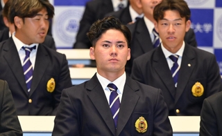 ドラフト会議を見守る関西大の金丸夢斗選手（中央）＝２４日午後、大阪府吹田市山手町３、関西大学千里山キャンパス（撮影・大田将之）