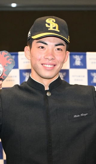 ソフトバンクが１位で交渉権を獲得した神戸弘陵高の村上泰斗投手＝24日午後、神戸市北区（撮影・風斗雅博）