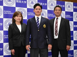 中日から１位指名を受け、父雄一さん（右）、母淳子さん（左）と写真に納まる関大の金丸夢斗投手＝２４日、大阪府吹田市の関大千里山キャンパス（撮影・大田将之）