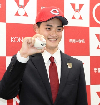 広島から３位指名を受けた甲南大の岡本駿投手＝神戸市東灘区の甲南大