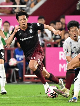 自身２大会連続の決勝進出に向けてゴールを誓う神戸の宮代＝18日、ノエビアスタジアム神戸