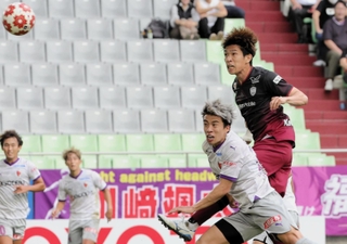 神戸－京都　前半、神戸・宮代が頭で先制点を決める＝ノエビアスタジアム神戸（撮影・中西幸大）