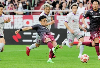 神戸－京都　後半、神戸・佐々木が勝ち越し点を決める（撮影・中西幸大）