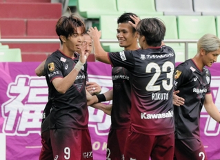 神戸－京都　前半、宮代（９）が先制点を決め、喜ぶ神戸イレブン（撮影・中西幸大）