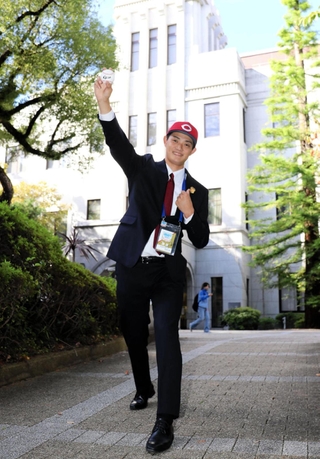 広島の指名あいさつ後、報道陣の撮影に応じる甲南大の岡本駿＝神戸市東灘区岡本８