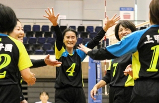 上甲子園-星和台ク　得点を奪って喜ぶ上甲子園の選手たち＝グリーンアリーナ神戸