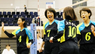 上甲子園-星和台ク　得点を奪って喜ぶ上甲子園の選手たち＝グリーンアリーナ神戸