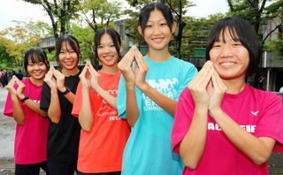 水を模した「清水パワー」のポーズで初の県大会出場を喜ぶ女子の明石清水＝西脇市総合市民センター