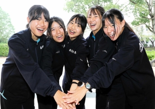 初の県大会へ気勢を上げる女子の明石＝西脇市総合市民センター
