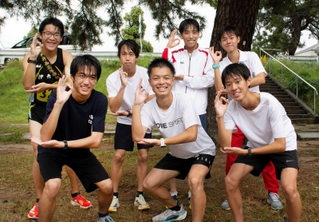 県大会へ初出場を決めた伊丹西の男子＝西宮市の武庫川河川敷