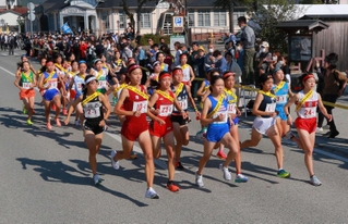 ２０２３年の大会で一斉にスタートを切る女子選手たち＝丹波篠山市内