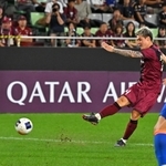 神戸－山東泰山　後半、ゴールを決める神戸の酒井（右から２人目）。２-１とリードする（撮影・斎藤雅志）