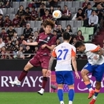 神戸－山東泰山　前半、ゴールを決める神戸の宮代（左）＝撮影・斎藤雅志