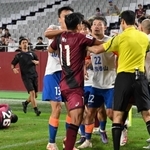 山東戦の試合終了間際、神戸のジェアンパトリッキ（２６）へのファウルを巡って詰め寄る両チームの選手ら＝２日、ノエビアスタジアム神戸