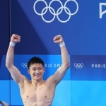 パリ五輪で銀メダルを獲得し喜ぶ玉井陸斗＝８月１０日