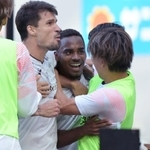 京都戦の後半、決勝点を挙げて仲間と喜ぶ神戸のジェアンパトリッキ（中央）＝６日、サンガスタジアムｂｙＫＹＯＣＥＲＡ