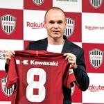 サッカーのＪ１神戸に移籍し、記者会見でユニホームを手にポーズをとるアンドレス・イニエスタ＝２０１８年５月、東京都内（撮影・金田祐二）