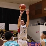 バスケットボール少年男子１回戦・兵庫-岩手　第４クオーター、兵庫の中内瑛仁がシュートを決め、６５-５２と突き放す＝唐津市文化体育館（撮影・笠原次郎）