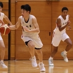バスケットボール少年男子１回戦・兵庫-岩手　兵庫の中内瑛仁（中央）が仲間と攻め込む＝唐津市文化体育館（撮影・笠原次郎）