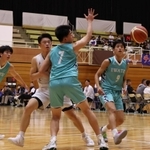 バスケットボール少年男子１回戦・兵庫-岩手　第３クオーター、兵庫は中内瑛仁（左から３人目）らの連係で得点し、相手を突き放した＝唐津市文化体育館（撮影・笠原次郎）