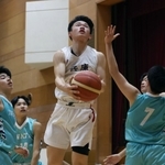 バスケットボール少年男子１回戦・兵庫-岩手　第２クオーター、兵庫の中内がシュートを決め、20-６とする＝唐津市文化体育館（撮影・笠原次郎）