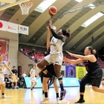 ユナイテッドカップのトヨタ自動車戦で、内角に切り込む姫路の新戦力オドボ・エンデュランス（中央）＝９月１４日、姫路市ヴィクトリーナ・ウインク体育館