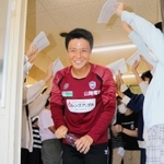子どもたちと夢について語り、アーチをつくって見送られるＪ１神戸の斉藤未月＝神戸市東灘区、向洋小学校