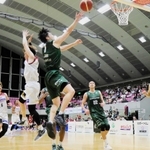 神戸－奈良　第２クオーター、速攻で内角に切り込み、シュートを沈める神戸の綱井（７）