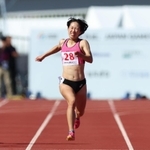 先行する隣の選手をラストスパートで追い抜きにかかる兵庫の斎藤朱里（中）＝佐賀県ＳＡＧＡサンライズパーク陸上競技場（撮影・笠原次郎）
