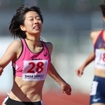 陸上少年女子Ａ３００メートル決勝　隣の茨城の選手（右）をラストスパートで抜き去って１位となった兵庫の斎藤朱里＝佐賀県ＳＡＧＡサンライズパーク陸上競技場（撮影・笠原次郎）