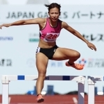 現役最後のレースとなった成年女子４００メートル障害で、ハードルを跳び越える兵庫の宇都宮絵莉＝佐賀県ＳＡＧＡサンライズパーク陸上競技場（撮影・笠原次郎）