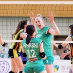 大阪Ｍ-東レ滋賀　第２セット、得点を挙げて喜ぶ大阪Ｍのファンヘッケ（中央）