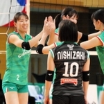 大阪Ｍ-東レ滋賀　第２セット、途中投入された日本代表で大阪Ｍの林（左）＝ＯＨＳ住吉スポーツセンタ-