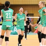 大阪Ｍ-東レ滋賀　味方の得点を喜ぶ大阪Ｍの田中主将（中央）