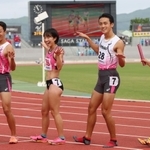 大会新記録で優勝し、兵庫県のマスコットはばたんのポーズを取る兵庫の（左から出走順に）橋詰竜輝、斎藤朱里、久保拓己、中尾柚希＝佐賀県ＳＡＧＡサンライズパーク陸上競技場