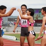 大会新記録で優勝し、グータッチを交わすなどして喜ぶ兵庫の（左から順に）橋詰竜輝、久保拓己、斎藤朱里、中尾柚希＝佐賀県ＳＡＧＡサンライズパーク陸上競技場
