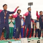 大会新記録で優勝し、兵庫県のマスコットはばたんのポーズを取る兵庫の（左から出走順に）橋詰竜輝、斎藤朱里、久保拓己、中尾柚希＝佐賀県ＳＡＧＡサンライズパーク陸上競技場