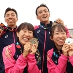 優勝メダルを手に喜ぶ兵庫の（左上から時計回りに）橋詰竜輝、久保拓己、中尾柚希、斎藤朱里＝佐賀県ＳＡＧＡサンライズパーク陸上競技場