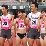 陸上男女混合１６００メートルリレーを大会新記録で制し、ガッツボーズをする兵庫の（左から）橋詰竜輝、斎藤朱里、久保拓己、中尾柚希＝佐賀県ＳＡＧＡサンライズパーク陸上競技場（撮影・笠原次郎）