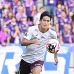 前線で躍動し、強い覚悟を示す神戸の武藤＝６日、サンガスタジアムｂｙＫＹＯＣＥＲＡ