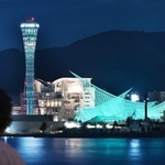 神戸ストークスのチームカラーの緑色に染まった神戸ポートタワーや神戸海洋博物館＝１７日夜、神戸市中央区港島２から（撮影・風斗雅博）