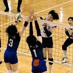 女子の優勝候補、氷上を引っ張るＵ18日本代表の溝上愛那（右から２人目）＝６月、加古川市総合体育館 