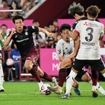 神戸-ＦＣ東京　前半、大迫とのワンツーで突破を試みる宮代（左から２人目）＝撮影・風斗雅博